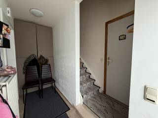 Bij het betreden van de woning kom je rechtstreeks in de eetruimte, die in open verbinding staat met het aansluitende zitgedeelte.Deze leefruimte...