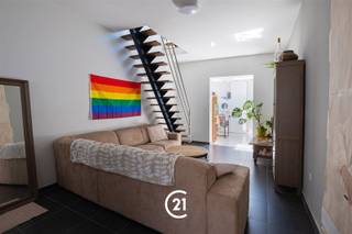 <p>Bent u op zoek naar een interessante investering of een comfortabele woning voor studerende kinderen? Dan is deze volledig gerenoveerde gesloten bebouwing aan de Wilgestraat 60 in Gent zeker een bezoek waard.</p><p>De woning onderging in 2021 een grondige renovatie en werd sindsdien zorgvuldig onderhouden. De voorbije jaren werd ze bewoond door de studerende kinderen van de eigenaar, waardoor ze perfect geschikt is als investering voor studentenhuisvesting, eigen bewoning of klassieke verhuur.</p><p>Op het gelijkvloers bevindt zich een aangename en ruime woonkamer die aansluit op de volledig ingerichte keuken. Dankzij de praktische indeling geniet u hier van een comfortabele leefruimte.</p><p>De eerste verdieping beschikt over een ruime slaapkamer en een verzorgde badkamer. Op de tweede verdieping bevinden zich nog twee volwaardige slaapkamers, waarvan één duplexkamer met een sfeervol slaapgedeelte onder het dak.</p><p>Troeven:</p><p>* Volledig gerenoveerd in 2021<br />* 3 ruime slaapkamers<br />* Ideaal als investering of voor studerende kinderen<br />* Ingerichte keuken<br />* Centrale verwarming op aardgas<br />* Elektrische installatie conform<br />* EPC-label C<br />* Geldig conformiteitsattest aanwezig<br />* Gelegen op een gunstige locatie nabij scholen, universiteiten, openbaar vervoer en alle voorzieningen</p><p>Interesse in deze instapklare woning met uitstekende verhuurmogelijkheden? <br />Plan nu een bezoek op ons 1ste bezoekmoment op dinsdag 9 juni!</p>