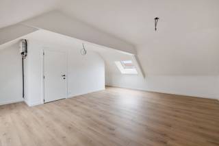 Deze charmante, perfect gerenoveerde woning is ideaal gelegen nabij openbaar vervoer, belangrijke invalswegen, scholen en winkels. Dankzij de...