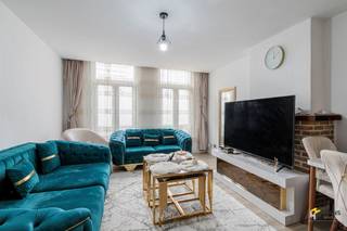  Het pand is uiterst centraal gelegen op de Turnhoutsebaan en behaalt een uitstekende mobiliteitsscore. Zowel de Franklin Rooseveltplaats als...