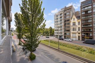 Goed gelegen en ruim 2-slaapkamerappartement op de 2de verdieping met zijdelings open zicht, vlak bij het Casino en het Leopoldpark! <br />Indeling: inkomhal met vestiairekast, apart toilet, ruime en lichtrijke woonkamer, volledig ingerichte keuken met berging en toegang tot het terras, badkamer met lavabo en inloopdouche, 2 slaapkamers met terras. <br /><br />Troeven: <br />- Bewoonbare oppervlakte: 90 m² <br />- Zijdelings open zicht <br />- Gelegen op een toplocatie nabij het Casino en het Leopoldpark <br />- Gevel wordt nog vernieuwd <br />- EPC: 250 kWh/m² (UC: 2013894) <br /><br />Contacteer PERSPECTIEF VASTGOED – 7 op 7 bereikbaar – voor meer informatie of een bezoek.<br />Bel 050/550.750 of mail naar info@perspectiefvastgoed.be.