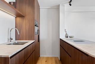 On the second floor, we find this beautifully renovated, luxurious two-bedroom apartment with a frontal sea view. This apartment has been meticulously finished from start to finish, with the option to purchase additional furniture chosen by the interior designer. A perfect combination of class, sea views, and tranquility. <br /><br />The layout of the second-floor apartment is as follows:<br />Entrance hall, toilet, bathroom, two bedrooms, living room with open-plan kitchen, and a terrace on the Zeedijk with a frontal sea view.<br /><br />Some advantages:<br />- Completely renovated, including drains, plumbing, and electrical wiring<br />- Luxurious finishes by the interior designer<br />- Frontal sea view in the heart of Koksijde-Bad