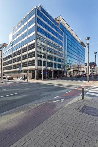 Ce bureau a été rénové et a une nouvelle entrée et un hall d'accueil. Le bâtiment est situé au carrefour de la Rue de la loi et de la Rue du commerce, au cœur du quartier Leopold. Les bureaux sont facilement accessible par les transports publics (Metro Arts-Loi). <br />Nombreuses facilités dans les environs immédiats (commerces, restaurants, bars, fitness...).<br />•    21 places de parking sont disponibles (1800 €/place/an)<br />•     Taxes et charges sur demande<br />•     L'espace d'archivage est disponible (100 €/m²/an)