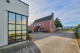 <p>Bedrijfsgebouw op een perceel van 3679m² gelegen op het industrieterrein van Kiewit in Hasselt. Deze centrale ligging tussen Hasselt en Zonhoven staat garant voor goede verbindingen van zowel de E314 als de E313, alsook met het Noorden van Limburg. Het gebouw bestaat uit een zeer ruime woning, een inpandig kantoor, een magazijn en een achterliggend buitenterrein. Er zijn voldoende parkeerplaatsen op de site. </p><p>KENMERKEN WONING:<br />- oppervlakte: 312m², verdeeld over twee bouwlagen<br />- indeling gelijkvloers: ruime inkom, wc, grote woon- en eetkamer, keuken, berging, bureel en garage<br />- indeling verdieping: 5 slaapkamers, een ruime badkamer en een berging </p><p>KENMERKEN HAL:<br />- oppervlakte: 730m² + 55m² tussenvloer<br />- vrije hoogte: 5m<br />- stalen constructie met metalenpanelen en steeldeck met lichtkoepel<br />- elektrische sectionaalpoort</p><p>TROEVEN:<br />- multifunctioneel gebouw op een centrale locatie<br />- 1000m² achterliggende grond voor buitenopslag of uitbreiding van het magazijn</p><p>Info: 0478/930500 of info@jansenrealestate.be</p>