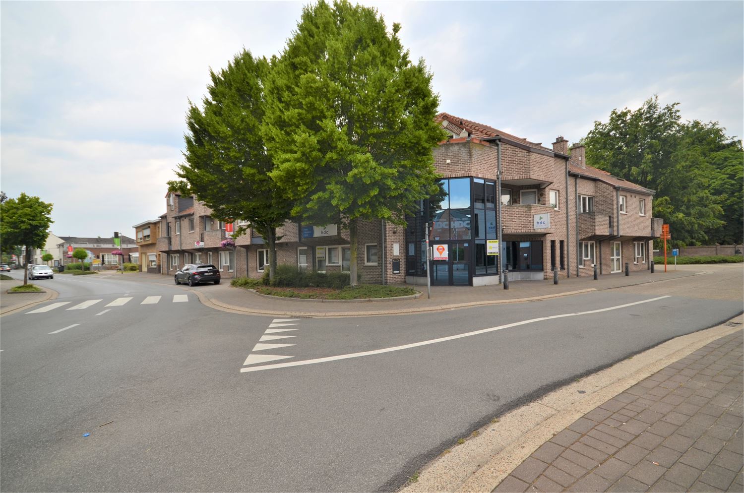 Ruim kantoor met burelen op zeer gunstige en commerciële locatie in Hamont-Achel. Ideaal voor een zelfstandige activiteit of vrij beroep! - foto 2