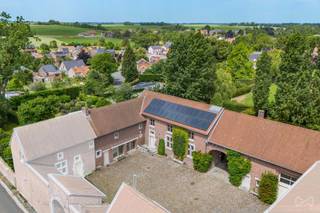 Partie d’un ancien corps de ferme entièrement rénové, cette propriété d’exception allie le confort moderne au charme authentique de l’ancien. Rare sur le marché, elle offre les performances techniques d’une habitation récente tout en conservant le cachet unique d’une ferme hesbignonne. Sur une parcelle de 1.738 m² et développant 366 m² habitables, elle conviendra parfaitement à une grande famille. Pas de travaux à prévoir.<br /><br />Côté technique, le rez bénéficie d’un chauffage sol alimenté par pompe à chaleur et chaudière gaz, 37 panneaux photovoltaïques, climatisation, châssis bois et PVC double vitrage ainsi que de matériaux nobles tels que la pierre bleue, le chêne massif et la pierre de pays. <br />À l’extérieur, un jardin sans vis à vis et une piscine chauffée avec système complet de filtration complètent l’ensemble. La cour commune permet le stationnement privatif de quatre véhicules + possibilité de garage.<br /><br />Au rez, vous trouverez une cuisine de 35 m² et un séjour de 45 m² orienté jardin, une buanderie avec arrière-cuisine, plusieurs espaces polyvalents (chambres, bureaux ou activité professionnelle). A l'étage, 3 chambres, une SDB, un espace de vie de 51 m² et une suite parentale de 57 m² avec SDB et balcon. Grenier de 60 m² et cave à vin.<br /><br />PEB B - 148 kWh/m2.an - 66 038 kWh/an (20260320049460)<br />Envie de visiter, contactez-nous: 0499/88.54.58 ou par mail ; barry.morue@weinvest.be.Vente sous réserve d'accord du propriétaire.