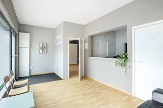 Deze ruime gezinswoning met praktijk is ideaal gelegen pal in het centrum van Vosselaar.Vooraan betreden we de praktijk met als eerste een...