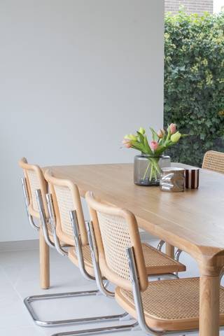 In Wanzele, een deelgemeente van Lede, realiseert Hectaar vier halfopen, energiezuinige woningen. De woningen bevinden zich op een centrale, rustige locatie, op korte afstand van scholen, winkels en andere dagelijkse voorzieningen. Dankzij de vlotte bereikbaarheid vormen ze een ideale thuisbasis, bovendien ligt het station van Lede op slechts 3,5 km.<br /><br />Als koper krijg je de kans om volledig inspraak te hebben in de inrichting en afwerking van jouw woning. In samenspraak met onze betrouwbare partnerleveranciers kies je zelf de materialen en afwerking volgens smaak en budget.<br /><br /><strong>Indeling van de woning:</strong><br />Gelijkvloers: inkomhal met gastentoilet, lichtrijke leefruimte met open keuken en een aparte berging.<br />Verdieping: nachthal, 3 volwaardige slaapkamers en badkamer met ligbad, douche, dubbel lavabomeubel en toilet.<br />Zolder: toegankelijk via het zolderluik - ideaal als extra opbergruimte. <br /><br /><strong>Troeven van deze woning:</strong>
<ul>
<li>Energiezuinig</li>
<li>Lucht/water warmtepomp en vloerverwarming </li>
<li>Regenwaterput 7.500l aangesloten op toiletten/wasmachine/buitenkraan</li>
<li>Mogelijkheid tot het plaatsen van een carport </li>
</ul>
Ben je op zoek naar een nieuwe thuis? Neem dan snel contact op voor een afspraak of een bezichtiging aan een van onze kijkwoningen!<br />(Foto's zijn referentiebeelden van voorgaande projecten)