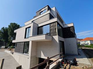 Residentie Les Moineaux is een nieuwbouwproject centraal gelegen tussen de Zeedijk en de winkelstraat van Koksijde-Bad. De moderne uitstraling van het gebouw komt volledig tot zijn recht in het straatbeeld. Alle appartementen zijn bijna energie neutraal en worden geothermisch verwarmd.<br /><br />Het appartement bevindt zich op het gelijkvloers en werd op plan ingedeeld als volgt:<br />Inkom, apart toilet, badkamer, 2 slaapkamers, leefruimte met open keuken en berging, 2 ruime terras.<br /><br />Verplicht aan te kopen staanplaats en kelderberging, niet in de prijs inbegrepen.<br /><br />Appartement: 104m²<br />Terras: 33m²