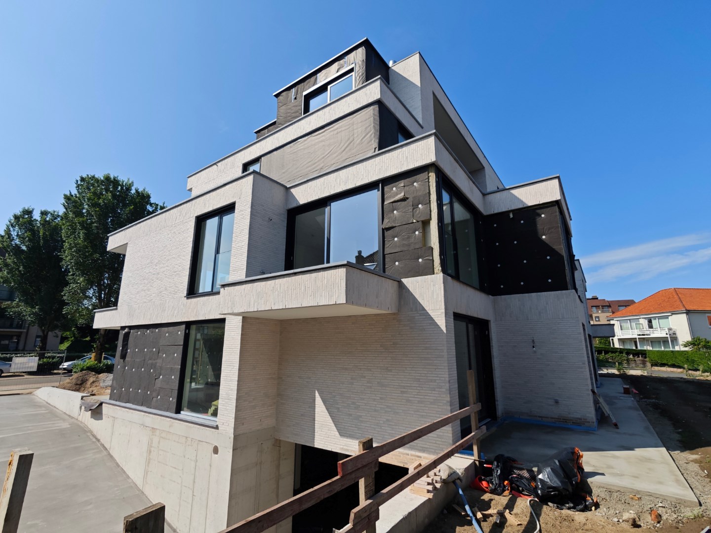 Lichtrijk gelijkvloers nieuwbouwappartement met ruime terrassen nabij de zee - foto 1