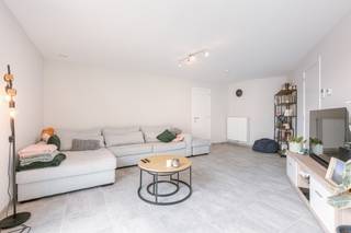 Dit aangename appartement bevindt zich op een uitstekende locatie in de Langepijpestraat 1 te Torhout, op wandelafstand van het gezellige stadscentrum.<br /><br />Dankzij de centrale ligging bevinden winkels, supermarkten, horeca en dagelijkse voorzieningen zich vlakbij. <br />Ook het openbaar vervoer en het station van Torhout zijn vlot bereikbaar.<br />De woning geniet bovendien van een goede verbinding naar omliggende gemeenten en belangrijke invalswegen. <br />Wie graag geniet van rust en natuur vindt in de omgeving verschillende wandel- en fietsmogelijkheden, waaronder het nabijgelegen Groenhovebos.<br /><br />Het appartement is gelegen op de eerste verdieping en biedt een bijzonder aangename woonervaring dankzij de ruime en lichtrijke leefruimte. <br />De grote raampartijen zorgen voor een overvloed aan natuurlijk licht en creëren een open en luchtig gevoel. Vanuit de leefruimte heeft u toegang tot het balkon.<br /><br />Aansluitend bevindt zich de moderne, open en volledig geïnstalleerde keuken. Deze beschikt over ingebouwde toestellen, voldoende kastruimte en een geïntegreerde koelkast, waardoor ze praktisch en stijlvol aansluit bij de leefruimte.<br /><br />Verder beschikt het appartement over 2 slaapkamers en een ruime badkamer voorzien van een comfortabele douche.<br />Op de gemeenschappelijke koer beneden is er bovendien een handige overdekte plaats voorzien waar u uw fiets of bromfiets veilig kan plaatsen.<br /><br />Troeven van dit appartement:<br />• EPC label A<br />• Centrale ligging in Torhout<br />• Gelegen op de eerste verdieping<br />• Ruime en lichtrijke leefruimte<br />• Grote raampartijen met veel natuurlijke lichtinval<br />• Balkon aanwezig<br />• Moderne open keuken met ingebouwde toestellen<br />• 2 slaapkamers<br />• Ruime badkamer met douche<br />• Overdekte fietsenstalling op gemeenschappelijke koer<br />• Nabij winkels, horeca en openbaar vervoer<br /><br />Voor meer informatie of een bezoek contacteer Eva via 0475/69.38.22 of eva@vicusvastgoed.be.