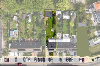 In een rustige buurt van Bredene, vlak bij de Spuikom, vinden we deze halfopen bebouwing op een perceel van 535 m². De woning werd door de jaren...