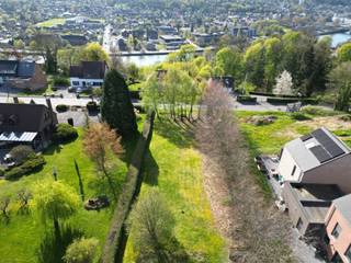 Présentation complète sur notre site : <br />Idéalement situé sur les hauteurs de Huy, WE INVEST Huy vous propose ce magnifique terrain à bâtir. Il se compose d'une surface à bâtir de +/-1000m2. Façade à rue 18m. Libre de constructeur. Équipements en voirie. Zone d'assainissement collectif. Venez découvrir ce terrain, extrêmement bien situé et doté d'un énorme potentiel. Offre sous réserve d'acceptation des propriétaires. Informations non contractuelles.<br /><br />Une question ? Envie de visiter ? N’hésitez pas à contacter l'agence au 085/87.06.06 ou via l’adresse huy@weinvest.be. Pour recevoir d’autres opportunités en exclusivité, nous vous invitons à nous contacter directement. Nous sommes disponibles pour vous accompagner dans votre recherche d’achat ou d’investissement ainsi que dans votre projet de vente. *** Évaluation gratuite et sans engagement ***