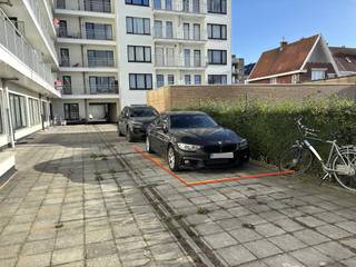 Centraal gelegen autostaanplaats te koop, op het gelijkvloers, aan de achterkant van de Residentie Wimbledon. Leopoldlaan 139 te Middelkerke.Breedte : 2,55mLengte : 5,4mBent u op zoek naar een staanplaats in Middelkerke? Aarzel dat niet om ons te contacteren!