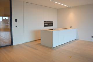 Dit luxueuze appartement met 2 slaapkamers, prachtige inrichting en uniek zicht op de Leie alsook de Broeltorens met een topligging in hartje Kortrijk mag terecht een pareltje worden genoemd.<br /><br />Gelegen op de vierde verdieping, volledig smaakvol ingericht alsook voorzien van gordijnen en verlichting.<br /><br />Bij het binnenkomen komt u in de inkomhal met aansluitend een enorm lichtrijke, grote leefruimte die onmiddellijk een "wauw" gevoel opwekt. Door de grote raampartijen geniet u van een schitterende lichtinval met daarnaast een uniek water-zicht. Ook de open keuken, die geïntegreerd werd in deze ruime woonkamer, is voorzien van de allerbeste materialen en toestellen. <br /><br />Verder in de hal is er een handige ruime bergruimte voorzien waar aansluiting voor de wasmachine is voorzien. Daarnaast een apart gastentoilet. <br /><br />De 2 ruime slaapkamers zijn elk voorzien van inbouwkasten en hebben ook elk hun badkamer. <br />De grootste slaapkamer is dan ook voorzien van de grootste badkamer met zowel bad als inloopdouche, toilet en een dubbele lavabo. <br />De 2e badkamer is voorzien van een inloopdouche en lavabo. <br /><br />Vanuit de leefruimte is er toegang tot het mooie ruime west georiënteerde terras waar men geniet van het groen en het Leiezicht. Daarbovenop is er nog een kleine handige berging voorzien.<br /><br />Extra troef: het appartement beschikt over een ondergrondse standplaats.<br /><br />Energiezuinigheid troef, voorzien van hoogrendementsbeglazing, sterke isolatie en vloerverwarming. <br /><br />Optioneel: er kan een 2e standplaats bijgehuurd worden voor 75 EUR/maand extra.<br /><br />EEN TOPPER IN ZIJN SOORT!!<br /><br />Huurprijs: 1.675 EUR/maand + 70 EUR/maand syndic of een totaal van 1.745 EUR/maand<br />Adres: De Paulientjes 2/0042, 8500 Kortrijk<br />Onze referentie: DEV4948