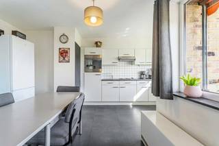 <strong>Te koop: instapklaar, ruim appartement met 3 slaapkamers op gunstige locatie in Heestert (Zwevegem).</strong><br /><br /><br />Ontdek dit instapklaar duplexappartement met 3 slaapkamers op een toplocatie in het centrum van Heestert. Het is een lichtrijk appartement met een bewoonbaar oppervlakte van 130m² en beschikt over een ruime en aangename leefruimte.<br /><br />Het appartement is <strong>momenteel verhuurd</strong>, waardoor het ook voor investeerders een interessante opportuniteit vormt, met een <strong>nettorendement van 3,9%.</strong><br /><br /><br /><u><strong>Indeling:</strong></u><br />Inkomhal met toilet, lichtrijke leefruimte met eetplaats en volledig ingerichte keuken, grote berging, 3 volwaardige slaapkamers, badkamer met bad, douche en dubbele lavabo. Er zijn ook 2 terrassen.<br /><em>Garage kan optioneel bijgekocht worden.</em><br /><br /><u><strong>Troeven:</strong></u>
<ul><li>Centrale locatie - dichtbij winkels, slager, bakker ...</li><li>Gunstig EPC C</li><li>Instapklaar met 3 ruime slaapkamers</li><li>Interessante investering - nettorendement van 3,9%</li><li><em>Optioneel kan er een garagebox bijgekocht worden ter waarde van 25.000 euro</em></li></ul>
<br /><strong>Interesse in dit appartement? Neem zeker contact op met Indra voor meer info of een bezoek - 0473/61.10.10.</strong>