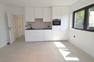 Dit schitterende en vernieuwde duplex appartement heeft een zeer rustige ligging en toch op een paar minuten van Kennedy Park, ziekenhuis, E17...
