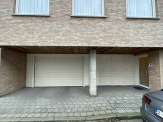 GELIJKVLOERSAPPARTEMENT MET TERRAS EN GARAGE IN HET CENTRUM VAN TIELT. <br /><br />INDELING:<br />Inkomhal, open vestiaire, toilet, living, ingerichte keuken ( kasten, dampkap, koelkast, oven, vitro keramische kookplaat), ingerichte badkamer (ligbad, lavabomeubel) , 1 slaapkamer, terras, rechtstreekse toegang tot garage, gelijkvloerse berging.<br /><br />Provisie 15€/maand