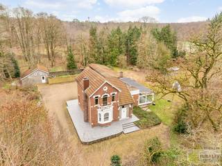 TE RENOVEREN VILLA ‘TER BOSCH’ OP SCHITTERENDE LOCATIE!!IDEALIS VASTGOED – Ruime te renoveren villa op riant perceel! De villa omvat 198m² netto...