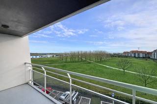 Deze instapklare studio geniet van een fenomenaal open uitzicht op het Maritiem Park en de wandelpromenade en is gelegen op een toplocatie en op wandelafstand van het strand en de jachthaven van Nieuwpoort.<br />De studio beschikt over een lichtrijke leefruimte met een open ingerichte keuken, zonnig terras met fantastisch zicht, een badkamer met douche, lavabo en toilet. Ideaal als tweede verblijf, investering of vaste woonst.<br />Mogelijkheid tot aankoop van een autostaanplaats op het gelijkvloers.<br />De residentie beschikt bovendien over een gemeenschappelijk buitenzwembad en tennisterrein.