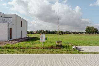 Aan Vogelsanck, een rustige en landelijk gelegen woonlocatie net buiten de dorpskern van Oostmalle biedt Danneels nieuwe bouwgronden te koop aan. <br /><br />Deze ruime villapercelen combineren een mooie straatbreedte met een aanzienlijke diepte, waardoor je hier volop kan genieten van een ruime, perfect zuidwest georiënteerde woning met ruime tuin. <br /><br />De percelen worden te koop aangeboden zonder bouwverplichting. Je kiest dus helemaal vrij met welke bouwpartner(s) je samenwerkt en wanneer je hier gaat bouwen.<br /><br />Hier woon je rustig in een landelijke omgeving maar zonder in te boeten aan bereikbaarheid. Je vindt alle nodige voorzieningen in de nabijheid en hebt een vlotte aansluiting naar de E19 en E34.  