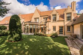 <p>Charmante villa op riant perceel in wijk Kauwendael<br /><br />Deze charmante villa werd gebouwd in 1996. Ze werd doorheen de jaren in verschillende fases gerenoveerd waarbij er telkens werd rekening gehouden met het behoud van de oorspronkelijke stijl in combinatie met kwalitatieve en duurzame materialen. Deze woning is ideaal voor mensen die van comfort, ruimte, rust en privacy houden maar toch centraal wensen te wonen. De achterliggende en aan de tuin aangrenzende bouwgrond biedt enorm veel potentieel. Dit zorgt voor een unieke kans voor kangoeroe wonen, achterliggende praktijk/kantoor of u kan de bouwgrond nog laten liggen en/of als tuin gebruiken. Momenteel staat er nog een achterliggend magazijn aan de bouwgrond maar de plannen om hier een rustige residentiële woonzone te creëeren staan reeds in de steigers.<br /><br />Onderstaand kan u de indeling van de woning vinden alsook de mogelijke opties qua bouwvolume voor de bouwgrond. <br /><br /><strong>Indeling</strong><br /><br />U betreedt de woning via de ruime inkomhal waarbij er ruimte voor vestiaire werd voorzien alsook een afzonderlijk gastentoilet. Via de inkomhal kan u een afzonderlijke bureelruimte, wat ideaal is voor thuiswerk of om klanten te ontvangen. Wanneer u verder door gaat ia de inkomhal komt u in het leefgedeelte waarbij u onmiddellijk een prachtig uitzicht heeft over de tuin en het groen. Wat naast het mooie groen nog meteen opvalt, is de aanwezigheid van zeer veel natuurlijk daglicht die in de woning binnenvalt. De leef-en eetruimte beschikken over een authentieke tegelvloer, die samen met een houtkachel voor heel wat sfeer en gezelligheid zorgt. <br /><br />In de ruime erker/veranda heeft u het gevoel van in de tuin te vertoeven en één te worden met de tuin. Aangrenzend aan zowel de veranda als de eetruimte bevindt zich de landelijke keuken. Deze is volledig voorzien van kasten en toestellen.<br /><br />Via de trap wordt de verdieping bereikt. Hier kan u één van de twee masterbedrooms vinden met dressing en ensuite welness badkamer voorzien van sauna, stoomdouche, ligbad, dubbele lavabo en toilet. De tweede masterbedroom heeft tevens een ensuite badkamer voorzien van dubbele lavabo, ligbad en toilet. Verder zijn er nog twee ruime slaapkamers met een derde badkamer voorzien van dubbele lavabo en ligbad, een afzonderlijk dressing alsook een wasruimte. <br /><br />De ontspanning die u kan ervaren in de badkamer zet zich voort in het overdekte binnenzwembad. Hier kan u alle dagen genieten van een zwempartij ongeacht het weer, met een prachtig uitzicht over de tuin. De kleedkamers zorgen ervoor dat zelfs gasten zich kunnen omkleden in alle privacy.<br /><br />De woning beschikt over een ruime dubbele garage waar tevens de aansluitingen voor wasmachine en droogkast zijn voorzien alsook opbergruimte. De kelderverdieping beschikt over een wijnkelder en heeft een vrije plafondhoogte waardoor deze zeer praktisch is voor extra opbergruimte.<br /><br />In de tuin is een gezellige ruime patio voorzien met ingebouwde bbq. Hier is het ideaal vertoeven in alle seizoenen waarbij je kan genieten van het groen en alle bloemen en planten. <br /><br />Via de tuin kan je naar het achterliggende stuk bouwgrond wat je dus naar wens kan gebruiken qua invulling; tweede woonst, praktijkruimte, tuin,... . <br /><br />Er mag een woning gebouwd worden van twee verdiepingen van 13 meter op 15 meter + nog een verdieping onder het dak. <br /><br />Het perceel is met zijn 1437 m² een van de grootste van wijk Kauwendael. De perfecte zuid oriëntatie maken het vakantiegevoel aan huis compleet. Liggend in wijk Kauwendael en nabij vijver Montreal is de locatie van deze woning, naast het mooie interieur en de praktische indeling, een extra troef.<br /><br />Gelegen op een centrale locatie. Openbaar vervoer en AZ Sint-Maarten zijn op wandelafstand. Deze buurt heeft een waaier aan voorzieningen, zoals scholen, winkels, , speel-, sport- en recreatie faciliteiten nabij R6.</p>