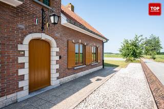Op een boogscheut van het centrum van Eeklo vinden we deze uiterst kwalitatieve woning terug. De grote grondoppervlakte van maar liefst 1.043m2 en...