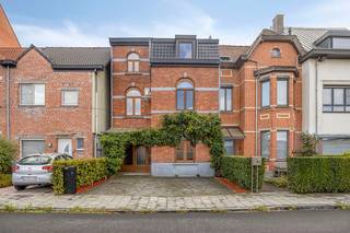 Zoek je een instapklare woning met opvallend veel ruimte, een slimme indeling en een groene tuin? Deze recent gerenoveerde woning combineert de charme van een klassieke gevel met eigentijds wooncomfort. <br /><br />Doordacht gelijkvloers: <br /><br />Ruime inkomhal met ingemaakte kasten, gastentoilet en toegang naar berging en een volwaardig bureau/speelkamer. De L-vormige leefruimte loopt over in een lichtrijke Scandinavische geïnspireerde keuken met kookeiland, combi-/stoomoven en aansluitende berging. Via de leefruimte stap je het terras op met gezellige tuin die uitkijkt op groengebied wat zorgt voor een heerlijk gevoel van rust en privacy.<br /><br />Voldoende ruimte voor een groeiend gezin: <br /><br />1e verdieping: 2 grote slaapkamers (1 met dressing) en moderne hoofdbadkamer (regendouche, hoekbad, dubbele lavabo). <br /><br />2e verdieping: 2 slaapkamers, extra logeer-/dressingkamer en 2e badkamer met douche en lavabo. <br /><br />Zolder: Grote bergzolder met afwerkingspotentieel (hobby/slaapkamer). <br /><br />Energie &amp; Comfort: <br /><br />EPC 115 kWh/m² (vlakbij 100 kWh/m² 2050-norm), 13 zonnepanelen, Vaillant Smarth HR-ketel, airco/warmtepompen (leefruimte + 4 slaapkamers), aansluiting pelletkachel voorzien. <br /><br />Toplocatie:<br /><br />Gelegen in een levendige warme buurt nabij winkels, scholen, Gentbrugse Meersen, klim/skatezaal en zorgvoorzieningen. <br /><br />OV: Tram/bus op 2 min. wandelen, <br />Trein 7 min. fietsen <br />Fiets: 10 min. tot centrum Gent <br />Auto: 3 min. van E40/E17 <br /><br />Een zeldzaam compleet huis vol licht, ruimte en energiezuinig comfort.<br /><br />De algemene voorwaarden van Dewaele DIY kunt u steeds raadplegen via dewaele.com.<br /><br />Bestuursmaatregelen in het maatregelenregister: nee