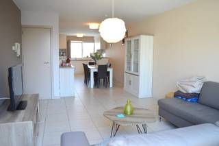 Dit instapklare appartement combineert comfort, ruimte en een uitstekende ligging. Je woont pal in het centrum van Gullegem, op wandelafstand van scholen, winkels en alle dagelijkse voorzieningen.<br />Het appartement bevindt zich op de eerste verdieping van een kleinschalige residentie met slechts 3 appartementen, wat zorgt voor een aangename en rustige woonomgeving.<br /><br />Indeling als volgt:<br />Op de eerste verdieping tref je een gezellige leefruimte met open keuken, een apart toilet en een ruim en aangenaam groot zonneterras waar je heerlijk kan genieten van de buitenlucht.<br />Op de tweede verdieping bevinden zich 2 slaapkamers en een verzorgde badkamer met douche.<br /><br />Een garage op het gelijkvloers is inbegrepen in de vraagprijs!<br /><br />Onze ref. DEV5176<br />Stedenbouwkundige info in aanvraag