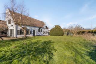 Op zoek naar een charmante hoeve met een mooi perceel van maar liefst 1.300 m²? Dan is dit iets voor jou! Deze alleenstaande woning heeft...