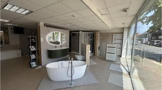 Ruim en instapklaar woon- en handelshuis met grote loods op een zeer goede ligging in het centrum van Aartrijke ( Zedelgem ).Een uitstekend en...