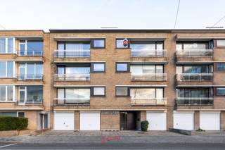 Vous rêvez d'avoir votre propre maison au bord de la mer ? Cet appartement de 2 chambres à coucher au cœur de La Panne est l'opportunité idéale pour les acheteurs avisés.<br />Laissez libre cours à votre créativité et transformez cette propriété de 1972 en une perle moderne au bord de la mer !<br /><br />Pourquoi cet appartement ?<br />Emplacement parfait : situé à distance de marche de la plage, des restaurants agréables, des magasins et des transports publics. Tout ce dont vous avez besoin est à portée de main !<br />Possibilités illimitées : avec une rénovation complète, vous pouvez créer un appartement qui correspond à 100% à votre style et à vos souhaits.<br />Espace et lumière : le vaste espace de vie et les deux chambres à coucher spacieuses constituent la base idéale pour vos projets de rénovation.<br />Excellent investissement : faites de cet appartement une maison de valeur pour vous-même ou comme location de vacances.<br /><br />Disposition :<br />Salle de séjour : salle de séjour lumineuse et spacieuse - l'endroit idéal pour créer un coin salon et salle à manger confortable.<br />Cuisine : cuisine fermée, parfaite pour être transformée en une cuisine ouverte moderne.<br />Chambres : 2 chambres très spacieuses avec de l'espace pour les armoires et un lit double.<br />Salle de bains : compacte mais pratique - idéale pour une rénovation luxueuse.<br /><br />L'atout ?<br />Un rapport qualité-prix sans égal sur la côte ! Grâce au prix compétitif demandé, il y a beaucoup de budget pour réaliser l'intérieur de vos rêves.<br /><br />Vous avez également la possibilité d'acheter un garage moyennant un supplément. Ce garage de plain-pied est directement accessible depuis la rue.<br />EPC : 233.<br /> 