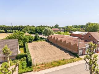 Bent u op zoek naar een bouwgrond in Wielsbeke voor het realiseren van uw droomwoning? Dan is dit perceel van 721 m², gelegen in de rustige Heirweg, een unieke kans.

Deze bouwgrond is bestemd voor een open bebouwing en bevindt zich in een aangename, groene en residentiële omgeving waar rust en privacy centraal staan. Tegelijk geniet u van een vlotte verbinding naar het centrum van Wielsbeke en de omliggende gemeenten.

Dankzij de gunstige ligging bevinden winkels, scholen, openbaar vervoer en belangrijke invalswegen zich op korte afstand. Hierdoor combineert deze locatie moeiteloos rustig wonen met een uitstekende bereikbaarheid en dagelijks comfort.

Het perceel biedt tal van mogelijkheden voor het bouwen van een ruime gezinswoning met tuin, volledig afgestemd op uw eigen wensen en woonbehoeften. Bovendien geldt er geen bouwverplichting, waardoor u de vrijheid behoudt om uw bouwproject te realiseren op het moment dat het u het best past.

Troeven
✔ Bouwgrond van 721 m²
✔ Bestemd voor open bebouwing
✔ Rustige en groene ligging
✔ Geen bouwverplichting
✔ Veel privacy en wooncomfort
✔ Vlotte verbinding naar centrum en invalswegen
✔ Nabij winkels, scholen en openbaar vervoer
✔ Ideaal voor het bouwen van uw droomwoning

Een interessante opportuniteit voor wie op zoek is naar een rustig gelegen bouwgrond in Wielsbeke met veel mogelijkheden en een uitstekende bereikbaarheid.

Meer informatie of een bezoek ter plaatse? luna@immobeguin.be