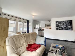 Instapklaar appartement in hartje Heist. Indeling van het appartement is als volgt: ruime woonkamer, volledig ingerichte open keuken, berging, slaapkamer en badkamer met ligbad. Kelder.<br /><br />provisie 80 euro/ maand (gemeenschappelijke kosten + water)