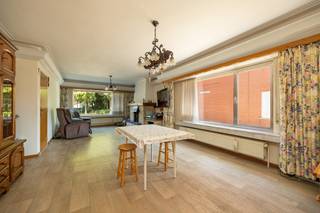 Gelegen op een rustige centrale locatie in het centrum bevindt zich deze verrassend ruime woning (bew. opp. 203m²) met enorm veel mogelijkheden en potentieel. Perfecte solide betonnen structuur met tot 4 slaapkamers en perfect gelegen nabij alle faciliteiten van het centrum waaronder winkels, openbaar vervoer, scholen enz! Thans verhuurd aan huurder in opzegperiode.<br /><br />GELIJKVLOERS: Ruime inkomhal- Gezellige leefruimte met veel lichtinval door de grote raampartijen - Keuken voorzien van de nodige toestellen met toegang tot veranda - Verder is er aanpalend een aparte wasplaats die toegang verschaft tot apart toilet alsook douchekamer en aparte ruime berging - V1: Nachthal alsook 3 ruime slaapkamers en badkamer voorzien van douche-in bad, toilet, bidet en lavabo. ZOLDER: ca. 42m² en bereikbaar via vaste trap. Handige maar vooral ruime kelder van ca. 23m² eveneens aanwezig. - TUIN: Aangename zuid-westelijke oriëntatie en is voorzien van garage/opslagmogelijkheden. Oprit voor meerdere wagens.<br /><br />BIJZONDERHEDEN: Bijzonder solide betonnen structuur met vele mogelijkheden - Centrumlocatie - CV gas... - Vernieuwingen... EPC:370kWh/m² UC 3927130 - P&Gscore: A - Oppervlaktematen zijn indicatief volgens epc - Stedenbouwkundige info in aanvraag. Huis kopen of verkopen in Zoersel? Bel 03 361 51 51 of via info@yvesvanpelt.be voor een gratis schatting.