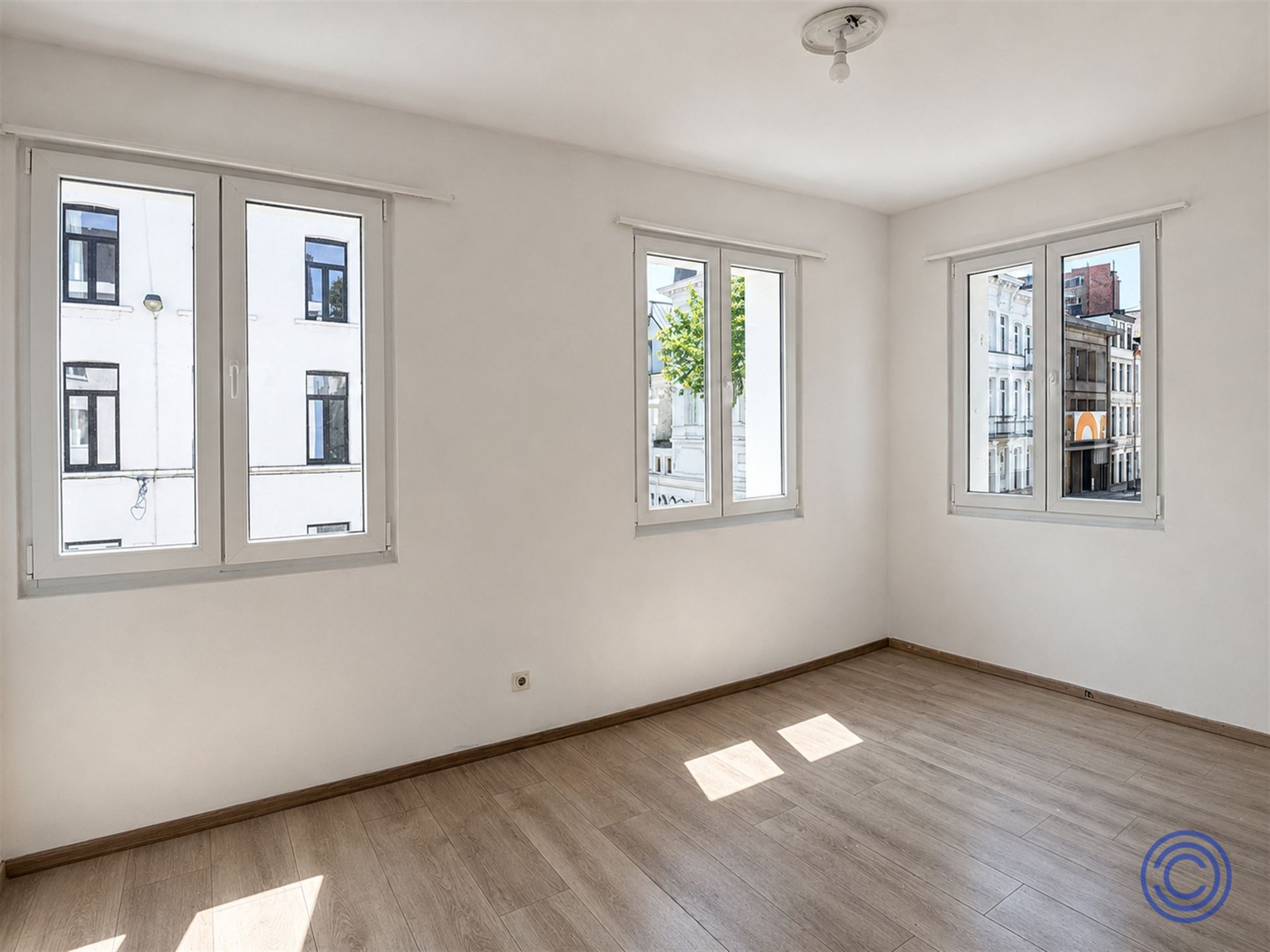 Licht op te frissen 1-slpk appartement in centrum Antwerpen! - foto 4