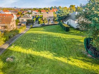 Immo Pické biedt U dit goed gelegen perceel bouwgrond aan voor de bouw van een open bebouwing gelegen in het centrum van Itterbeek.<br />Bouwvoorschriften:<br />- Bouwzone: 176,25m² op gelijkvloers (maximum gevelbreedte x 15)<br />- Voorgevelbreedte: 11,75m (De helft van de perceelbreedte + 2meter)<br />- Kroonlijsthoogte: minimum 3m maximum 6,5m<br />- Dakkeuze: Zadeldaken, schilddaken of tentdaken met een helling tussen 25° en 50°<br />- 2 bouwlagen