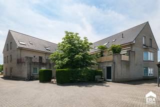 <p>Duplex appartement met 3 zeer ruime slaapkamers op een topligging tussen de centra van Neerpelt en Overpelt. Winkels, scholen, openbaar vervoer, diverse eet- &amp; drinkgelegenheden zijn op fiets- &amp; wandelafstand van het appartement.</p>
<p> </p>
<p>Grote open woonkamer met veel lichtinval. Aan de achterkant van het complex gelegen terras van maar liefst 40m², zonder inkijk van de buren. Op verdieping zijn er 3 ruime slaapkamers, badkamer en is er toegang tot een grote bergzolder.</p>
<p><strong><u>Enkele troeven:</u></strong></p>
<ul><li>Centrum van Pelt op wandel- &amp; fietsafstand en dicht bij invalswegen</li><li>Ruime woonkamer met veel lichtinval en open keuken</li><li>Aparte carport aan de achterkant </li><li>3 ruime slaapkamers</li><li>Gunstig EPC: 165 kWh/m²</li></ul>
<p><strong><u>Indeling:</u></strong><u> </u></p>
<ul><li>1e verdieping: inkomhal, woonkamer, keuken met eethoek, berging/wasplaats, toilet, terras</li><li>2e verdieping: nachthal, 3 slaapkamers, badkamer, berging en zolderluik</li><li>Ruime carport en gemeenschappelijke fietsenberging</li></ul>