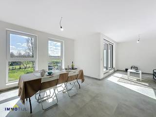 <p><strong>LAATSTE APPARTEMENT TE KOOP!</strong></p>
<p>Binnen dit <strong>kleinschalig nieuwbouwproject bestaande uit 4 appartementen waarvan 2 duplexappartementen, is momenteel nog slechts één appartement te koop.</strong><br /><br />Dit laatste duplexappartement wordt voorzien van een inkomhal met gastentoilet, een<strong> mooie woonkamer met open keuken, ingerichte badkamer, 2 slaapkamers,</strong> opbergruimte/wasplaats en een<strong> zonnig terras. </strong><br /><br />Bij dit appartement hoort tevens een<span> </span><strong>parkeerplaats. </strong>Bovendien is er achteraan een <strong>gemeenschappelijke tuin met terras,</strong> samen met collectieve voorzieningen zoals een fietsenstalling, vuilnisruimte en opslagruimte.<br /><br />De combinatie van kwaliteit en innovatie zorgt er voor dat uw investering ook rendabel is in de toekomst. Door te werken met hernieuwbare energie<span> </span><strong>(warmtepomp)</strong><span> </span>wordt een<span> </span><strong>E-peil bekomen die voldoet aan de strengste EPB eisen en wordt ook het BEN-label E30 behaald.<span> </span></strong>Bij een stedenbouwkundige vergunning aangevraagd voor 31/12/2021 geeft de E30 score<span> </span><strong>recht op een korting van de onroerende voorheffing van 50% voor 5 jaar.</strong></p>
<p>Optioneel kunnen nog zonnepanelen worden bijgeplaatst waardoor zelfs een BEN E20 label wordt bekomen, waardoor er de eerste 5 jaar zelfs geen onroerende voorheffing moet betaald worden.</p>
<p><strong>Het appartement zal volledig naar uw smaak en keuze kunnen worden ingericht.</strong><span> </span>Na ondertekening van de koopovereenkomst volgt een eerste overleg waarbij de werkmethode toegelicht wordt. Naargelang de stand van de werken zal u nog bepaalde persoonlijke keuzes kunnen maken. Voor meer info, contacteer Tijl via tijl@immotijl.be of 0477 44 86 11.</p>