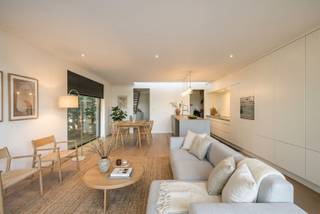 <p><span>Ontdek deze </span><span>recente, halfopen woning</span><span> met </span><span>commercieel gelijkvloers</span><span> op een uitstekende ligging in </span><span>Ekeren (Leugenberg)</span><span>. Deze eigendom combineert het </span><span>comfort van modern wonen</span><span> met de </span><span>visibiliteit en bereikbaarheid</span><span> die ideaal zijn voor een zelfstandige activiteit of kantoor aan huis.</span></p><p><span>De woning beschikt over een </span><span>lichtrijke en ruime leefruimte</span><span>, een </span><span>moderne keuken</span><span>, en een </span><span>gezellige, perfect onderhouden tuin</span><span> met een </span><span>groen uitzicht</span><span> ideaal om na een drukke dag tot rust te komen.</span></p><p><span>Op de verdiepingen bevinden zich </span><span>drie volwaardige slaapkamers</span><span> en een </span><span>kwalitatief afgewerkte badkamer</span><span>. Dankzij de recente bouw geniet u hier van een </span><span>energiezuinige woning</span><span> met </span><span>hoogwaardige afwerking</span><span> en </span><span>moderne technieken</span><span>.</span></p><p><span>Het </span><span>commerciële gelijkvloers</span><span> biedt talloze mogelijkheden: winkel, kantoor, praktijkruimte of vrij beroep alles is mogelijk dankzij de </span><span>uitstekende commerciële ligging</span><span> op Leugenberg, met </span><span>veel passage</span><span> en </span><span>goede verbindingen</span><span> naar Antwerpen, Kapellen en de E19.</span></p><p><span>Bovendien beschikt de woning over een </span><span>praktische oprit</span><span>, waardoor u </span><span>parkeermogelijkheid voor de deur</span><span> heeft een groot pluspunt voor zowel bewoners als klanten.</span></p><h3><span>Troeven op een rij:</span></h3><ul><li><span>Recente halfopen bebouwing met moderne afwerking</span></li><li><span>Commercieel gelijkvloers met uitstekende zichtlocatie</span></li><li><span>3 ruime slaapkamers</span></li><li><span>Gezellige tuin met groen uitzicht</span></li><li><span>Energiezuinig en instapklaar</span></li><li><span>Perfecte bereikbaarheid en parkeergelegenheid op eigen oprit</span></li><li><span>Wonen en werken combineren op één adres</span></li></ul><p><span>Een </span><span>unieke kans</span><span> voor wie comfortabel wil wonen én werken op één locatie in een </span><span>aangename en strategisch gelegen buurt</span><span> van Ekeren.</span></p><p><span>Bestuursmaatregelen in het maatregelenregister: nee</span></p><p><span> </span></p>