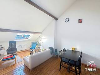 <p><strong>BRUSSEL, tussen het Warandepark en de Sint-Michiels- en Sint-Goedelekathedraal, dicht bij het openbaar vervoer en alle voorzieningen, appartement met 1 slaapkamer + bureau van ±60m² bewoonbare oppervlakte.</strong></p>
<p><span>Op de 5e verdieping (zonder lift):</span></p>
<ul>
<li>
<p>Inkomhal</p>
</li>
<li>
<p>Woonkamer van ±23m² (6,6m x 3,5m)</p>
</li>
<li>
<p>Hyper-uitgeruste keuken (oven, kookplaat, dampkap, koelkast/vriezer, vaatwasser)</p>
</li>
<li>
<p>Slaapkamer van ±12m² (3,5m x 3,5m)</p>
</li>
<li>
<p>Bureau op mezzanine van ±7m² (3m x 2,3m)</p>
</li>
<li>
<p>Douchekamer (douche, wc, wastafel)</p>
</li>
</ul>
<p>Vrij op 01/01/2027</p>
<p>Provisie voor lasten: € 50/maand (gemeenschappelijke delen)</p>
<p>EPC G.</p>
<p>Afmetingen worden ter indicatie gegeven.</p>
