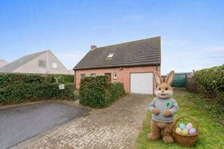 Op zoek naar een woning te koop in Zedelgem? Deze centraal gelegen gezinswoning met 3 slaapkamers bevindt zich op een zuidwest georiënteerd...