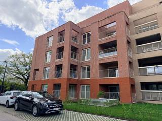 <p><span>Ruim en lichtrijk appartement met terras te huur </span></p><p><span>Op zoek naar een comfortabel en modern appartement? Dit ruime appartement van ca. 108 m² biedt alles wat je nodig hebt voor aangenaam wonen.</span></p><p><span>De indeling omvat een royale leefruimte met veel natuurlijke lichtinval, een volledig uitgeruste keuken met praktische berging, twee volwaardige slaapkamers en een badkamer met alle comfort. Daarnaast is er een apart toilet voorzien.</span></p><p><span>Een extra troef is het ruime terras (ca. 17 m²), ideaal om te genieten van frisse lucht en ontspanning.</span></p><p><span>Gelegen op de 4de verdieping in een verzorgd gebouw, combineert dit appartement rust met een vlotte bereikbaarheid.</span></p><p><span>Troeven:</span></p><ul><li><span>Ruime bewoonbare oppervlakte </span></li><li><span>2 slaapkamers </span></li><li><span>Groot terras </span></li><li><span>Praktische indeling </span></li><li><span>Veel lichtinval </span></li><li><span>Lift</span></li><li><span>Kelderberging </span></li><li><span>Autostaanplaats in de kelder</span></li><li><span>Verwarming: warmtepomp</span></li></ul><p><span> </span></p><p><span>Beschikbaarheid:</span><span> vanaf 01/06<br /></span><span>Huurprijs:</span><span> 1075/maand<br /></span><span>Provisie kosten:</span><span> 110/maand<br /></span><span>EPB:</span><span> in opmaak</span></p>