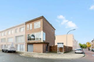 <p><span>Half open Bel-etage woning met 3 tot 4 slaapkamers vlakbij het centrum </span></p><p><span>Ontdek deze halfopen bel-etagewoning op een gunstige locatie in Hoboken! Met een EPC-label C, een dak dat reeds werd aangepakt, deels vernieuwde ramen en een vernieuwde keuken vormt deze woning een mooie basis om verder naar eigen smaak op te frissen.</span></p><h2><span>De woning ligt in een aangename woonomgeving, met winkels, scholen en openbaar vervoer in de buurt. Ook groene ontspanningsplekken zoals Park Sorghvliedt en de Hobokense Polder bevinden zich in het district. Een mooie kans voor wie op zoek is naar een woning met potentieel en de mogelijkheid om er een eigen thuis van te maken.</span></h2><h2><span>Indeling</span></h2><p><span>Gelijkvloers</span></p><ul><li><span>Ruime inkomhal met vestiaire en rechtstreekse toegang tot de garage.</span></li><li><span>Garage voorzien van een automatische poort.</span></li><li><span>Achterliggende ruime berging met potentieel om ingericht te worden als vierde slaapkamer, met aansluitende toegang tot de tuin.</span></li><li><span>Ruime westgerichte tuin waar je volop kan genieten van de namiddag- en avondzon.</span></li></ul><p><span>1ste verdieping</span></p><ul><li><span>Ruime en lichtrijke leefruimte met open keuken.</span></li><li><span>De keuken werd enkele jaren geleden volledig vernieuwd.</span></li><li><span>Apart gastentoilet.</span></li></ul><p><span>2de verdieping</span></p><ul><li><span>Volledig betegelde badkamer, uitgerust met een douche, dubbele lavabo, toilet en handdoekdroger.</span></li><li><span>Drie ruime slaapkamers.</span></li></ul><p><span>Extra troeven</span></p><ul><li><span>Gunstig EPC-label C.</span></li><li><span>De ramen aan de achterzijde werden reeds vernieuwd.</span></li><li><span>Het dak werd eveneens vernieuwd.</span></li><li><span>Voorzien van een droge kelder.</span></li></ul>
