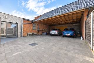 Bent u op zoek naar een instapklaar appartement of een interessante vastgoedinvestering? Dan is dit moderne 2-slaapkamerappartement in Ertvelde (Evergem) zeker een bezoek waard.
Ertvelde combineert het warme karakter van een dorp met het gemak van een centrale ligging. Je woont er rustig en groen, met winkels, horeca en voorzieningen dichtbij en vlotte verbindingen richting Gent en de omliggende regio. De landelijke omgeving, het actieve dorpsleven en de vele mogelijkheden om te wandelen en fietsen maken van Ertvelde een fijne plek om thuis te komen.
De lichtrijke leefruimte zorgt voor een aangename woonbeleving en sluit naadloos aan op de moderne, volledig uitgeruste keuken.
Het appartement beschikt over twee slaapkamers, een badkamer, apart toilet en een gezellig terras aan de achterzijde, waar u in alle rust kunt genieten van een moment buiten.
Extra troeven zijn de privatieve carport met zolderruimte, de gemeenschappelijke fietsenberging en een extra privatieve berging, wat zorgt voor een optimaal dagelijks comfort.
Dankzij de praktische indeling, de moderne afwerking en de aantrekkelijke ligging is dit appartement niet alleen een ideale thuis, maar ook een uitstekende vastgoedinvestering met een mooi verhuuropbrengst.
Kortom, een instapklaar appartement dat comfort, functionaliteit en investeringswaarde perfect combineert.
Contacteer ons vandaag nog voor meer informatie of een bezichtiging.
Via 09 336 16 15 of mail naar info@vastgoedunicum.be, wij helpen u graag verder!