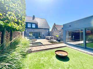 Goed gelegen halfopen woning met bijgebouw of bijhuis, op een perceel van 440 m² met ruime oprit, indeling: Inkom met gastentoilet en handwasser en traphal; Lichtrijke woonkamer met gashaard; Halfopen leefkeuken met alle comfort en eiland, ontbijt- of eethoek; Wasplaats; Kelder; Aangelegde tuin met terras en ruim bijgebouw/ Poolhouse/ Bijwoonst: leefruimte, Tv-hoek (kan terug dienen als garage ook voor wie wenst), open keuken met alle comfort, hal, technische ruimte, apart toilet, doucheruimte met hangradiator; Omheinde tuin met aangelegd gazon, (jacuzzi): Boven: nachthal, aparte dressing, 3 ruime slaapkamers waarbij de master bedroom voorzien is van een eigen dressing; Badkamer met ligbad, derde toilet, dubbele wastafel met meubel en spiegel en inloopdouche; Ruime zolder, isolatie- en dakwerken worden nog uitgevoerd conform renovatiepremie; Centrale verwarming op aardgas; Dubbele beglazing; Boven airco 3 units/ warmtepomp; 14 zonnepanelen; Conforme elektrische installatie tem 2046; Epc 211/C; Beschikbaar: bij akte na betaling; Info en bezoek: info@elet.immo;