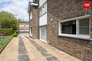 Welkom in deze halfopen bebouwing, gelegen in een residentiële en rustige woonwijk. <br />Gelegen op slechts 10 minuten van het centrum van Gent, met een uitstekende verbinding naar de R4. De woning is vlot bereikbaar met zowel openbaar vervoer (tram en bus) als de wagen. Winkels en grootwarenhuizen bevinden zich in de onmiddellijke omgeving.<br /><br />Het gelijkvloers omvat een inkomhal met trap en een gastentoilet. Een lichtrijke woonkamer met open haard en een aparte keuken. Verder nog een technische ruimte / wasplaats met aansluiting voor wasmachine en droogkast, evenals een berging. <br />Op de eerste verdieping bevinden zich drie slaapkamers en een badkamer uitgerust met wastafel en douche. <br />Buiten geniet u van een ruime losstaande garage, een oprit met plaats voor drie wagens en een gezellige tuin.<br /><br />De woning beschikt over centrale verwarming op aardgas. In 2018 werden de ramen (hoogrendementsglas) en achterdeur vervangen, de voordeur in 2014. De Dovy keuken werd in 2017 geplaatst. <br /><br />Extra opbergruimte op zolder. <br /><br />Beschikbaar bij akte. <br /><br />Contacteer Top Vastgoed voor een bezoek op 0475 700 700.