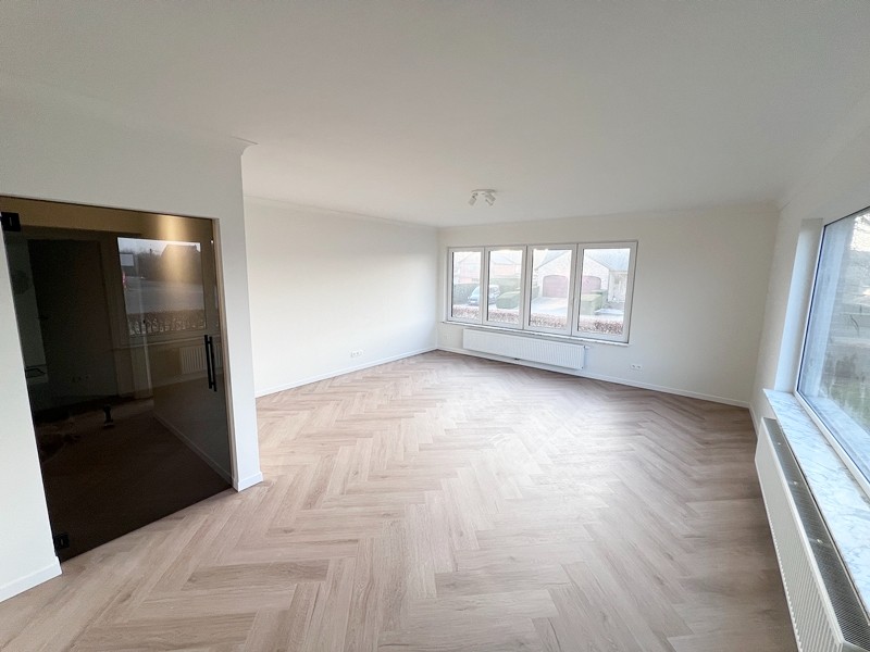 Stijlvol gerenoveerd appartement met 3 slaapkamers, garage en berging - foto 4