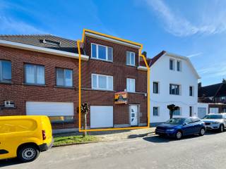 Ben je op zoek naar een <strong>opbrengsteigendom in Kontich</strong> met onmiddellijk rendement en zonder kopzorgen? Dan nodigt de Huisleverancier jou graag uit om dit volledig gemoderniseerde gebouw (1964 – totaalrenovatie 2020) te bezoeken.<br /><br />Een degelijke investering in vastgoed met <strong>stabiele huurinkomsten</strong>, gelegen in het centrum en toch in een rustige straat waar het aangenaam wonen is.<br />Dit is precies het type pand waar slimme investeerders vandaag naar op zoek zijn: <strong>kleinschalig, overzichtelijk en duurzaam</strong>.<br /><br />Het gebouw werd in <strong>2020 grondig gemoderniseerd</strong> en is onderverdeeld in <strong>twee volwaardige appartementen</strong>, elk met twee slaapkamers, een lichtrijke leefruimte, een praktische keuken, een badkamer en een gezellig terrasje. Eén appartement beschikt bovendien over een staanplaats en een stadstuintje — een absolute meerwaarde voor huurders én voor de verhuurbaarheid op lange termijn.<br /><br />Voor investeerders die belang hechten aan transparantie en rendement, biedt dit gebouw een sterke basis: geen gemeenschappelijke kosten, alle nutsvoorzieningen zijn gesplitst, het appartement op de 1ste verdieping is momenteel verhuurd, de 2de verdieping is net vrijgekomen en is meteen verhuurbaar.<br /><br />Dat betekent: onmiddellijke huurinkomsten vanaf dag één. Bovendien beschikken de appartementen over een gunstig EPC-label B en C, wat zorgt voor energiezuinigheid en toekomstbestendigheid binnen het huidige regelgevende kader.<br /><br />De ligging is zonder twijfel een belangrijke troef. Gelegen in het centrum van Kontich, op wandelafstand van winkels, openbaar vervoer, scholen en horeca, combineert deze woonst bereikbaarheid met rust. Huurders waarderen de nabijheid van alle voorzieningen, terwijl ze toch thuiskomen in een aangename en rustige woonstraat. Die combinatie maakt dit vastgoed bijzonder aantrekkelijk binnen de lokale huurmarkt en verhoogt de langetermijnwaarde van jouw investering.<br /><br />Interesse ? Wij begeleiden jou graag persoonlijk en transparant bij elke stap van je aankoop, zoals je dat van ons mag verwachten.<br /><br />Ben je klaar om te investeren in zekerheid en rendement in Kontich?<br />Contacteer ons vandaag nog voor meer informatie of een bezoek ter plaatse.<br /><br />EPC : 180 kWh/m<sup>2</sup> (Label B) en 266 kWh/m<sup>2</sup> (Label C)<br />Stedenbouwkundige inlichtingen in aanvraag<br />Waterinfo : P-Score = A, G-Score = A<br /><br />Dit is niet wat je zoekt ? Al gehoord van AANKOOPBEGELEIDING ? Wij zoeken, bezoeken en onderhandelen mee met jou voor eigendommen die worden aangeboden door particulieren, andere makelaars of eigendommen die zelfs (nog) niet te koop staan?<br />Vraag meer informatie over aankoopbegeleiding via welkom@dehuisleverancier.be of 0489/069.000<br /><br />de Huisleverancier : Persoonlijk, voor iedereen Service, Kwaliteit en Vertrouwen !<br />