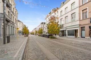 Gelegen in het hart van het stadscentrum, in één van de mooiste hoofdstraten van Doornik, bestaat dit handelspand uit het volgende:Op de begane...